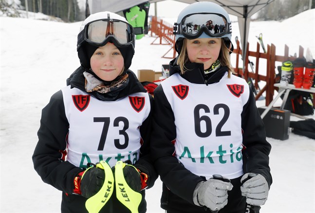 Rebecca och Fanny Enroth, hemma från Särkimo, brukar delta i alpina tävlingar som ordnas i Vörå. De har hållit på med grenen i två år.