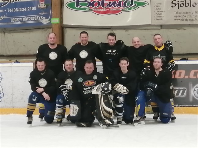 Nämpnäs segrade i motionshockeyn i år igen. Övre raden från vänster Simon Langels, Fredrik Dahlbäck, Jesse Westerholm, Kaj Sjögård, Harri Sandberg
Nedre raden från vänster Henrik Bertell, Stefan Snickars, Patrik Pihlgren, Tony Söderman, Frank Eklund