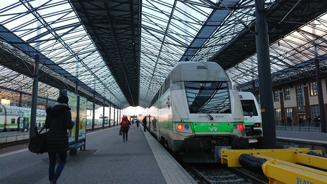 Järnvägsstationen i Helsingfors. Normalt är platsen full av aktivitet. I nuläget rekommenderas de som vill åka norrut välja egen bil för färden.