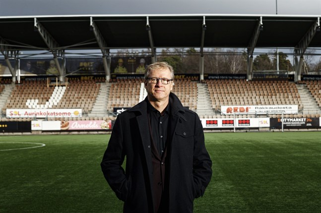 Förbundskapten Markku Kanerva kommer att leda landslaget inför tomma läktare i Lyon och i Wroclaw. Bilden är tagen på stadion i Tölö.