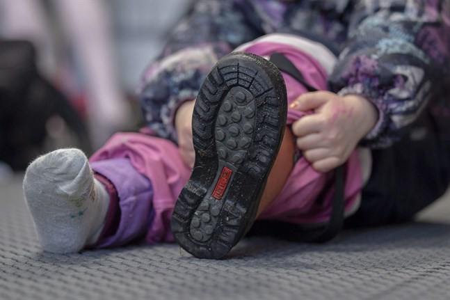 Dagvården fortsätter trots den omfattande skolstängningen, men den fortsätter främst för att de som jobbar inom samhällskritiska branscher ska kunna sköta sina jobb.