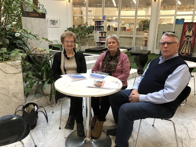 Alice Lillas (t.v.), Marlene Ehnström och Olle Fransholm är stolta över Korsholms pensionärsförening som firar 50-årsjubileum på lördag.