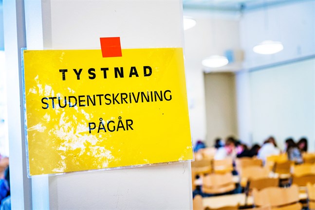 Studentskrivningarna genomförs i raskare takt på grund av smittorisken för coronaviruset.