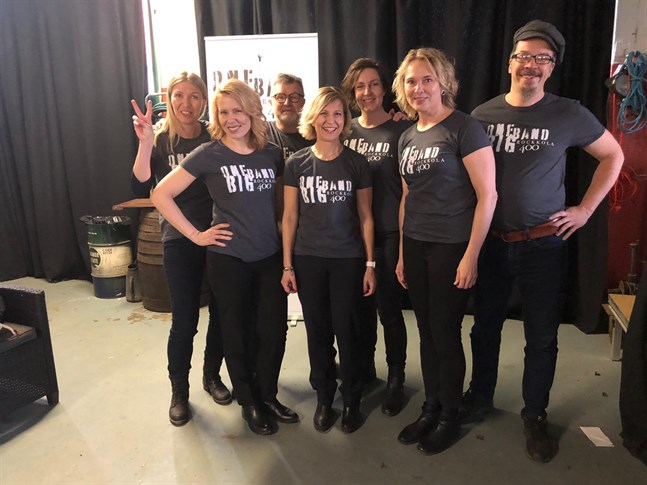 One Big Band. I det här skedet har skedet har bandet 6 medlemmar, men i juni ska de få sällskap av minst 494 till. Från vänster Teea Pietilä, Päivi Eloniemi, Hannu Ilmolahti, Maria Tarvos, Tiina Piha och Robban Hagnäs.