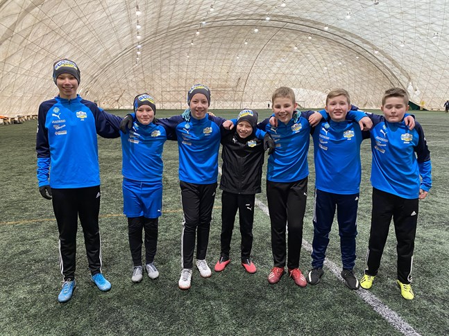 Här är en del av spelarna i Krafts P07-lag. Joel Gulin, till vänster, Topias Kärkkäinen, Jakob Gulin, Arvid Bergvik, David Bogesic, Riad Camdzic och Harun Hodzic är redo att möta landets bästa juniorlag i vår.