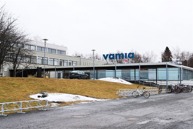 Yrkesskolan Vamia meddelade på onsdagen att man ställer in alla utlandsresor.