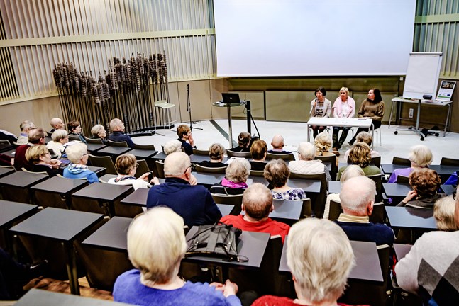 Vården av de äldre diskuterades nyligen på ett seminarium om framtidens Jakobstadsregion av Pirjo Knif, chef för äldreomsorgen, Pia Nyman och Åsa Björkman, vd fastighets Ab Ebba. Frågeställningen kommer att bestå.