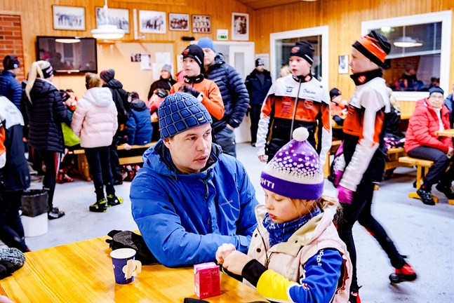 Matias Forsbacka lyckades få dottern Nelia att stanna kvar över prisutdelningen efter att ha matat "Terjärvpengar i Falkens kassa". Men när den allmänna klassen åkte satt de redan i bilen hem.