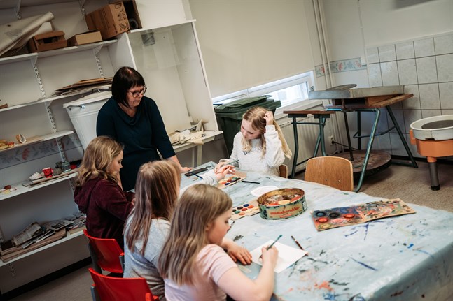 Jeanette Rönnqvist-Aro hjälper barnen på vägen.