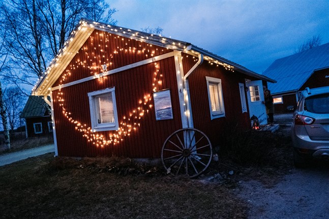 I sin stuga på gården tar Engström emot de kunder som vill träffas i en avslappnad miljö.