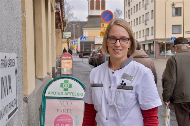 – Om det inte skulle gå att få tag på handdesinficeringsmedel så kan vi tillverka det själva, säger Hanna-Maria Lidsle, provisor vid Bothnia apoteket i Jakobstad.