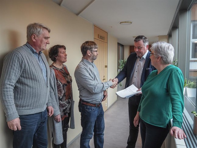 Harald Finne, Gunilla Hällund och John-Erik Jussila räcker över invånarinitiativet Rädda Tornberget som på en kort tid samlat 1130 underskrifter. Mottagare är Pedersöre kommundirektör Stefan Svenfors och kanslichef Carina Wärn.