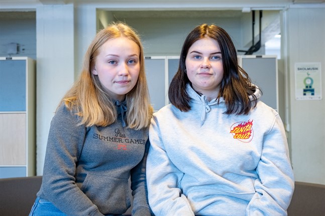 Elin Öst och Anna Alm tillverkar doftljus som de säljer.