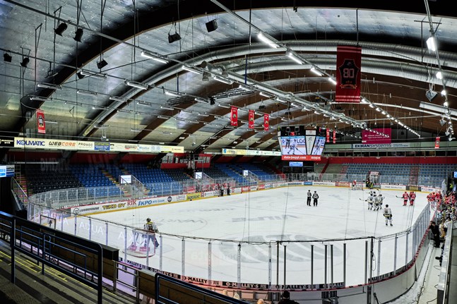 Coronapandemin gjorde att torsdagens match mellan Sport och Kärpät spelades utan publik. På söndagen stängdes Botniahallen, ishallen och Sandvikens fotbollsstadion.