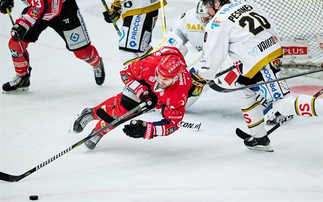 Filip Riska, här hemma mot Kärpät, gjorde sitt första mål för säsongen när Sport gästade KalPa.