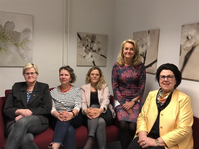 Här ett gäng aktiva sjukskötare som brinner för sin förening Sjuksköterskeföreningen i Vasa. Från vänster: Marice Nedergård, sekreterare i styrelsen, Gerd Viklund, viceordförande, Linda Nyholm, ledamot, Lisbeth Fagerström, ledamot och Marianne Buss, suppleant i styrelsen.