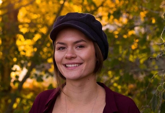 – Jag hoppas att så många som möjligt svarar så att individer, människor och samhället får en tankeställare och börjar fundera djupare på prestationskrav, säger Agnes Bertell som är abiturient på Vasa gymnasium.