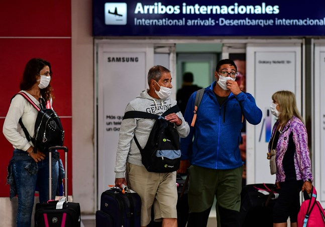 Coronaviruset har lett till åtgärder runt om i världen. Flera sydamerikanska länder har stoppat alla flyg från Europa. Bilden är från Ezeiza International Airport i Buenos Aires.