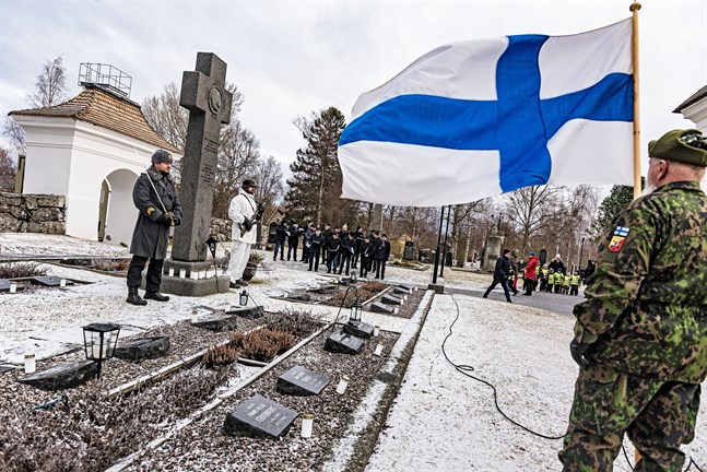 Vid Pedersöre kyrka medverkade kyrkokören liksom reservisterna som fungerar som hedersvakt.