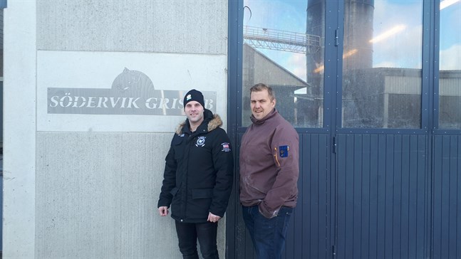 Här besöker Snellmans vd Roland Snellman svin- och nötproducenten Jonas Huldén i Nedervetil. Det är hans grisar som får mätta efterfrågan nästa vecka.