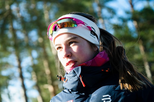 Jakobstadstjejen Rebecca Sandnäs har hittat formen på skjutvallen. Det blev bara två bommar på normal distans i Hollola på söndagen och segern i den tredje granskningstävlingen borgar för att hon snart får en VM-biljett på posten.