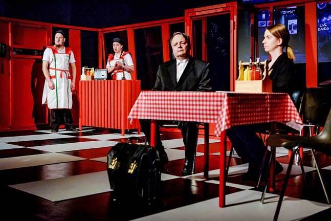 Juthbacka teater: "Off season". Markus Mäenpää, Camilla Juthbacka, Stefan Sandin och Enina Elenius. 10.3.2020.