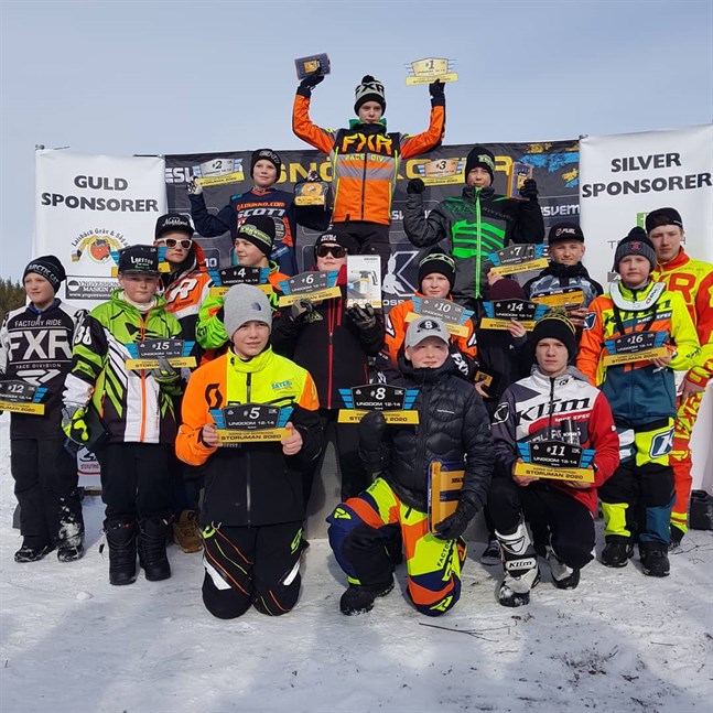 Prispallen i Sverige Cup i Storuman i lördags. Emil Hertén (uppe till vänster) körde in som tvåa i juniorklassen för 12-14-åringar. Segraren Oscar Nikula i mitten.