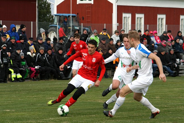 Fotbollsseriernas seriestart kan skjutas fram. Förra säsongen inleddes herrtrean med derby mellan Sporting och Kraft i slutet på april i Lappfjärd.