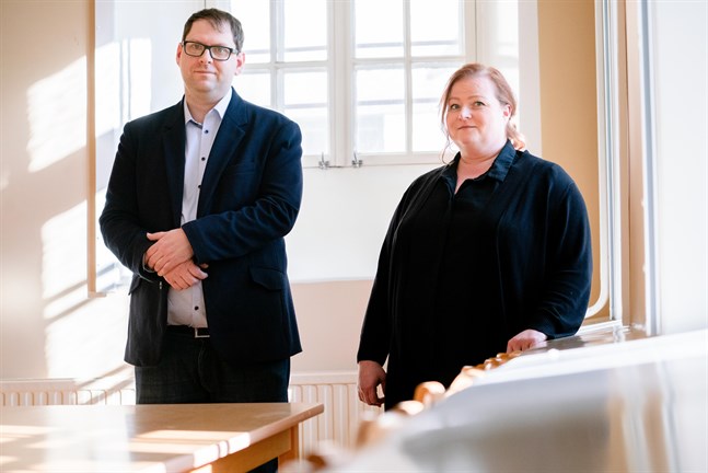 Projektledare Magnus Enlund och integrationskoordinator Pia Fraktman ser potential i Jakobstadsregionens förutsättningar när det gäller den sociala integrationen i samhället.