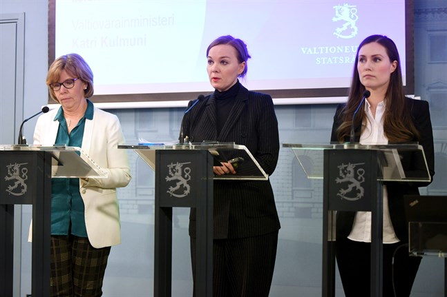 Några av de som höll i trådarna under presskonferensen var justitieminister Anna-Maja Henriksson (SFP), finansminister Katri Kulmuni (C) och statsminister Sanna Marin (SDP).