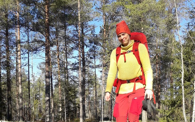 Mikaela Asplund tar tillfället i akt att tillbringa tid ute i skog och mark.