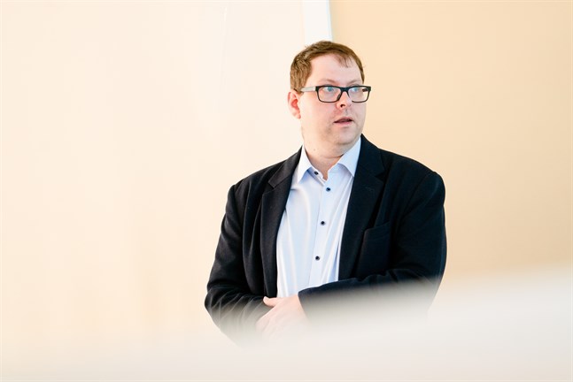 Magnus Enlund säger att finlandssvenskarna tack vare sin rörliga historia är mer vana att bemöta migranter.