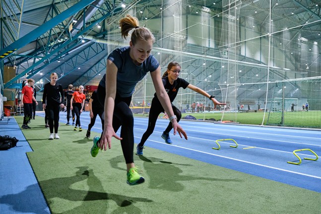 Botniahallen och de flesta andra idrottsanläggningarna är stängda. VIS-friidrottarna – Amanda Bertula och Tilde Nordman – i förgrunden får hitta på alternativa träningar.