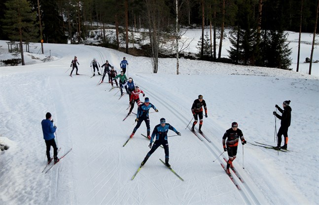 Bilden är från Vörå skidcentrum i slutet av januari, när Vörå idrottsgymnasiums skidåkare såg fram emot att tävla i FM på hemmaplan.