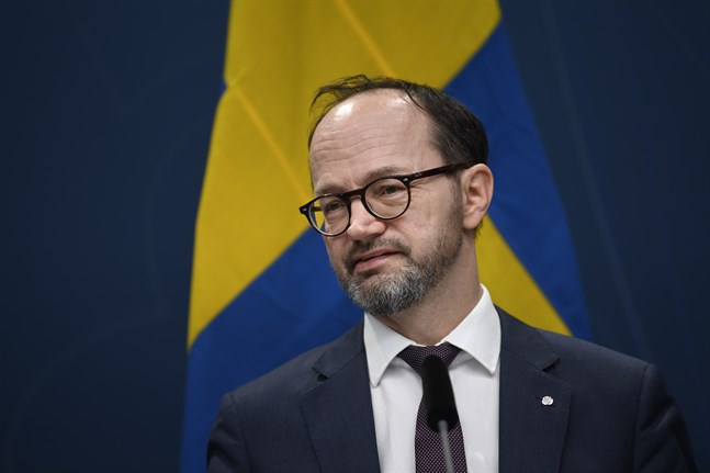 Infrastrukturminister Tomas Eneroth vid en presskonferens på tisdagen. Staten erbjuder flygbranschen kreditgarantier på totalt 5 miljarder kronor, varav 1,5 miljarder riktas till SAS.