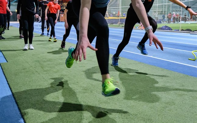 Nu stänger Regionförvaltningsverket en del inomhusutrymmen som används för lagsport, gruppträning, utövande av kontaktsporter och andra motsvarande former av sport eller idrott.