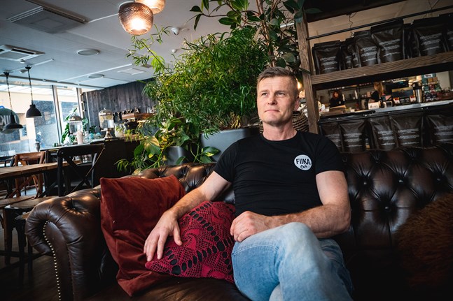 Fiika café i Jakobstad satsar på hemkörning av lunchmat, säger Roger Snellman.