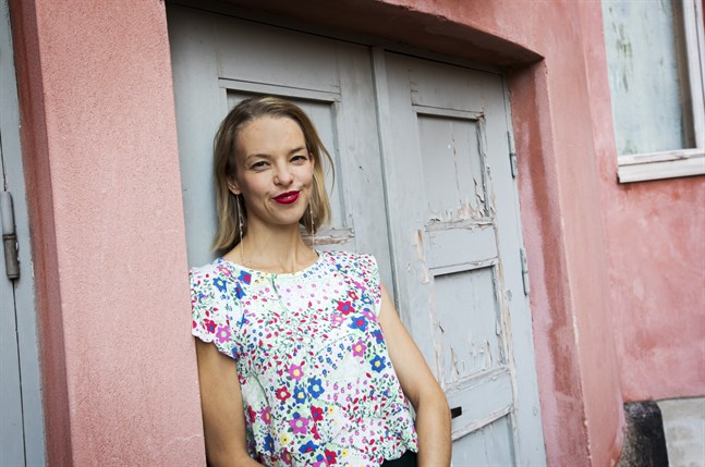Lina Ekblad vill fortsätta ge den österbottniska teaterpubliken lokala upplevelser i världsklass.