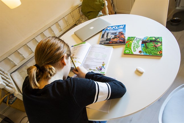 Sjuttio lågstadieelever i Vasa har på kort tid fått övergå till distansundervisning.