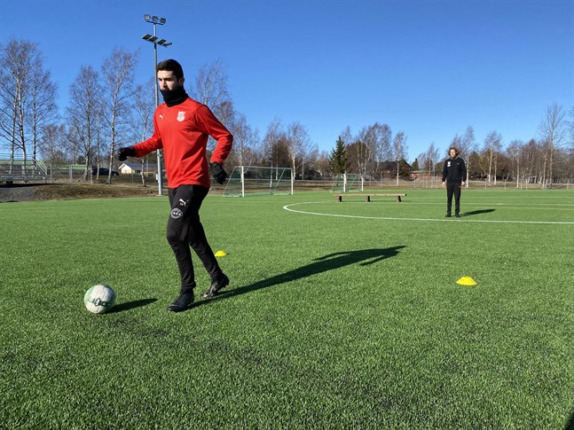 Sportings mittfältare Adam Ziazikov tränade på egen hand på Braheplan på tisdagseftermiddagen. Tränaren Matt Poland gav instruktioner.