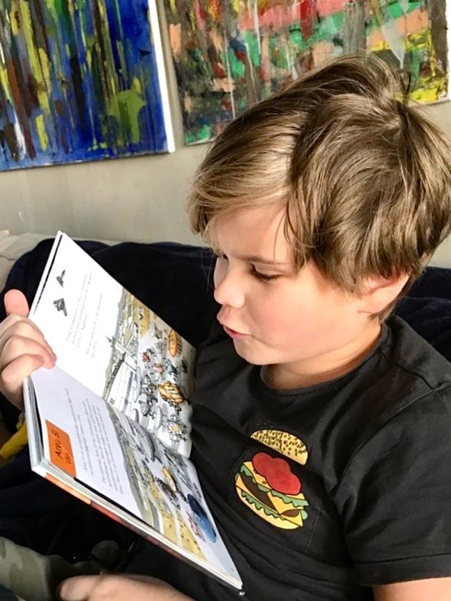 Mio går i årskurs 2 i Chydenius skola, men får nu distansundervisning i hemmet i Brudskär.
