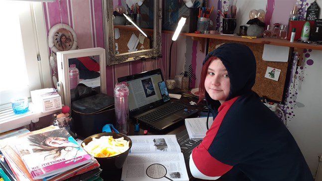 Tindra Rönnqvist tycker att första dagen med skola på distans har fungerat bra.