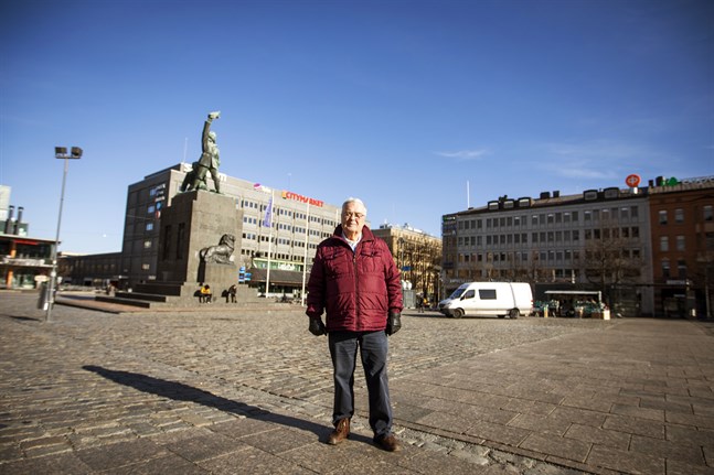 Ole Norrback på torget i Vasa.