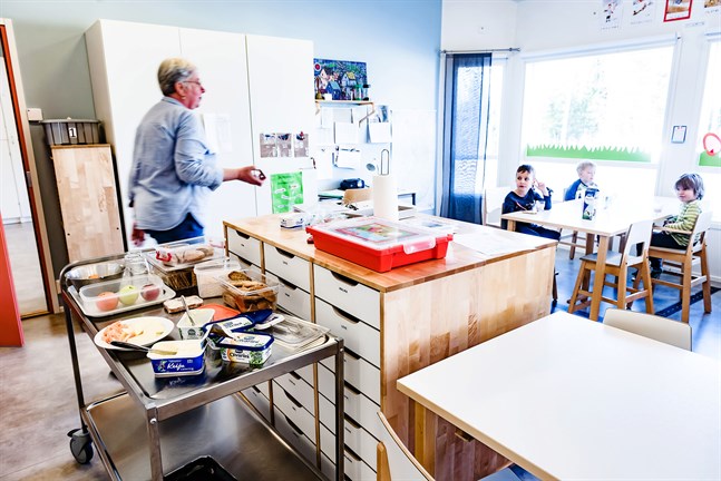 Vid Hoppetossan daghem i Sandsund är det färre än normalt just nu. Av 82 inskrivna barn var ungefär 25 på plats i torsdags.