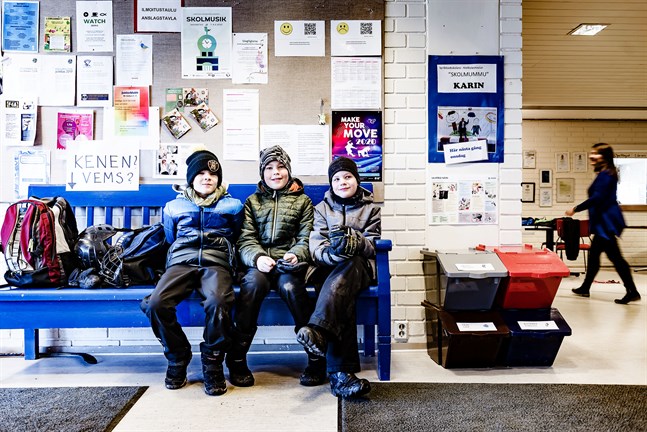 För Liam, Nestor och Alexander som går i trean i Språkbadsskolan fortsätter skolan eftersom föräldrarna jobbar.