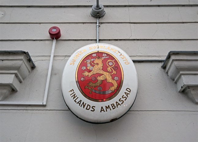 Utrikesministeriet uppmanar alla strandsatta finländska resenärer att kontakta Finlands ambassad eller det lokala konsulatet.