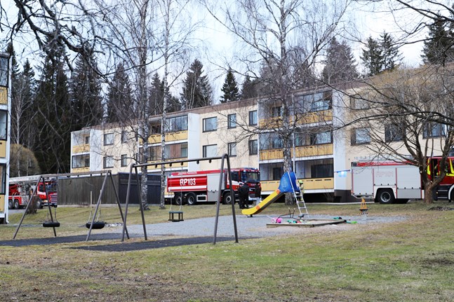 En kompressor i höghusbyggnadens kylrum hade av okänd orsak börjat ryka.