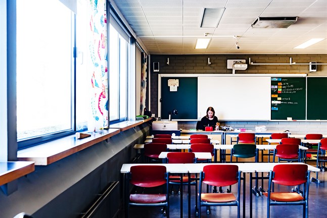Då skolorna övergick till distansundervisning i våras uppgav en tredjedel av eleverna uppgav att de befann sig vid gränsen av vad de klarade av, framgår av forskning från Åbo universitet. Också lärarna upplevde att det var tungt. Bilden visar läraren Katri Lindholm vid språkbadsskolan i Jakobstad i mars.