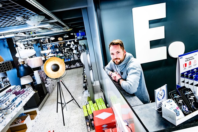 Morgan Holländer är "Årets företagare 2019" i Nykarleby. För fem år sedan tog han över Nykarleby El-Affär, ett företag som grundades för 73 år sedan.