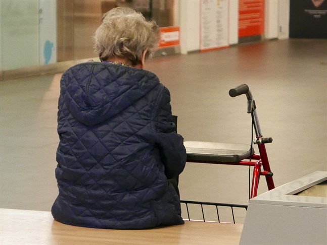 Trots att du är över 70 år eller annars tillhör en riskgrupp är det okej att till exempel rasta hunden, men tänk på att hålla ett ordentligt avstånd till andra människor.